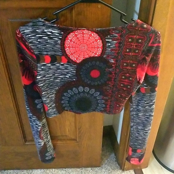 Medium long sleeve crop top with unique design - Picture 2 of 2